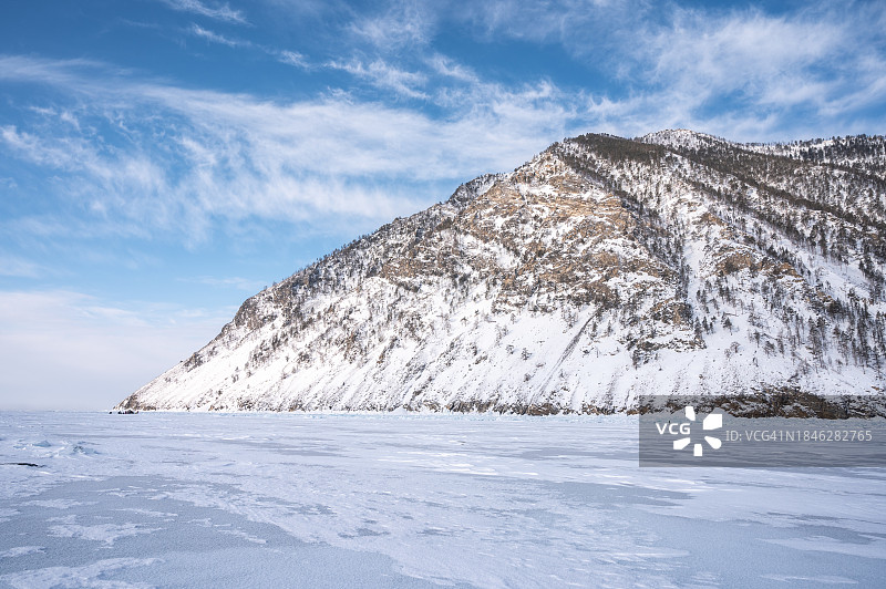 俄罗斯奥利洪岛乌祖雷湾边缘的景观图片素材