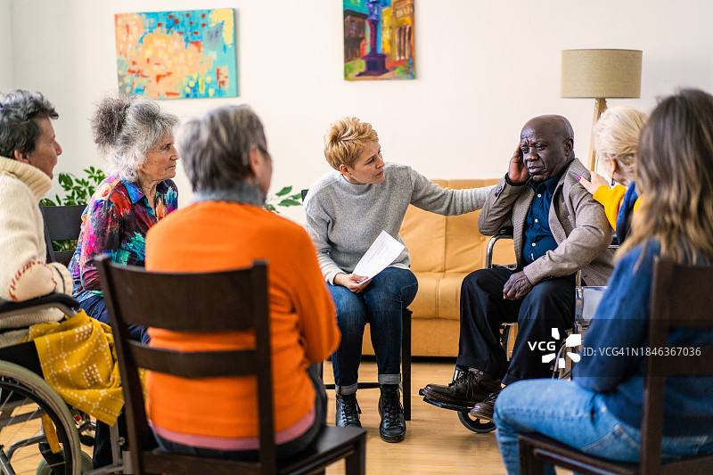 中年男子接受治疗师的情感支持图片素材