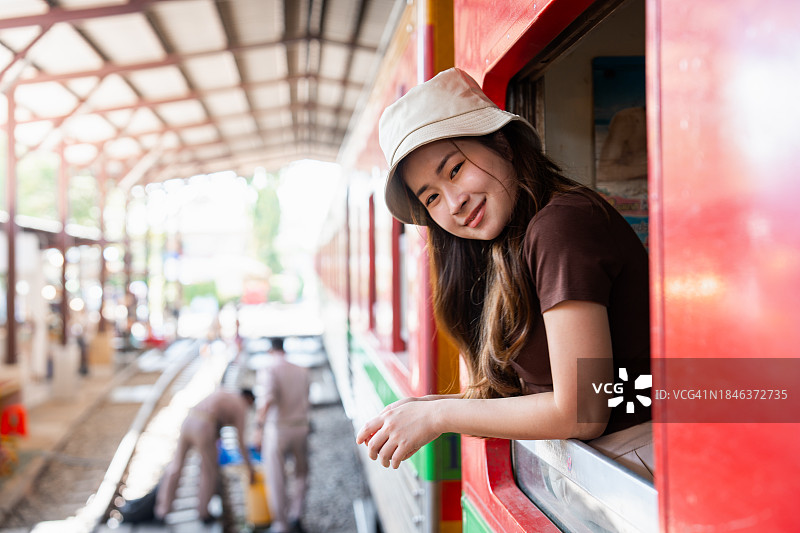 年轻的亚洲女性在火车站旅行图片素材