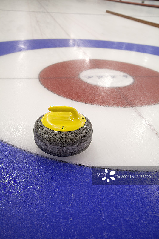 冰上目标屋中的冰壶石图片素材