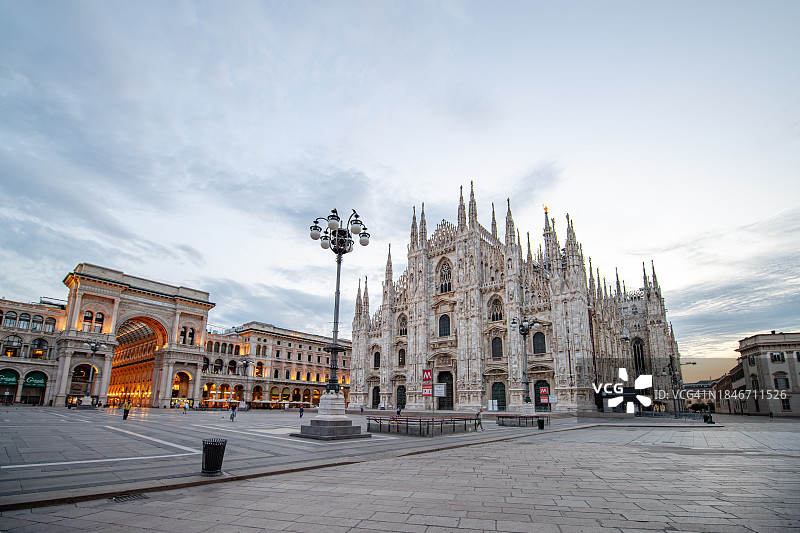 米兰大教堂的晨光图片素材