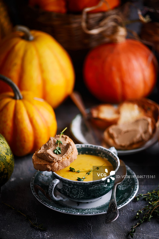 南瓜汤配鹅肝酱吐司图片素材