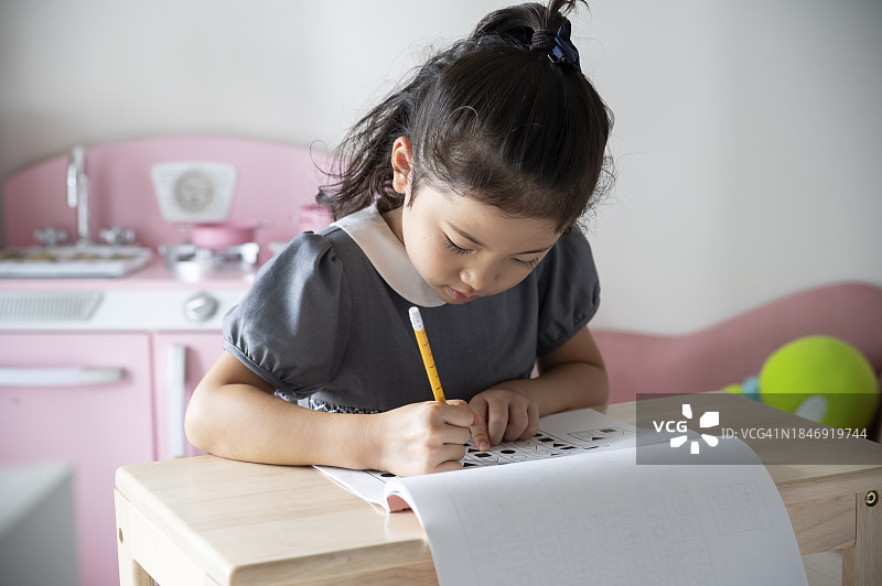 学龄前女孩在家做作业图片素材