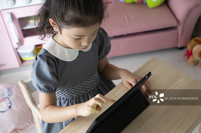 日本女孩正在平板设备上学习图片素材