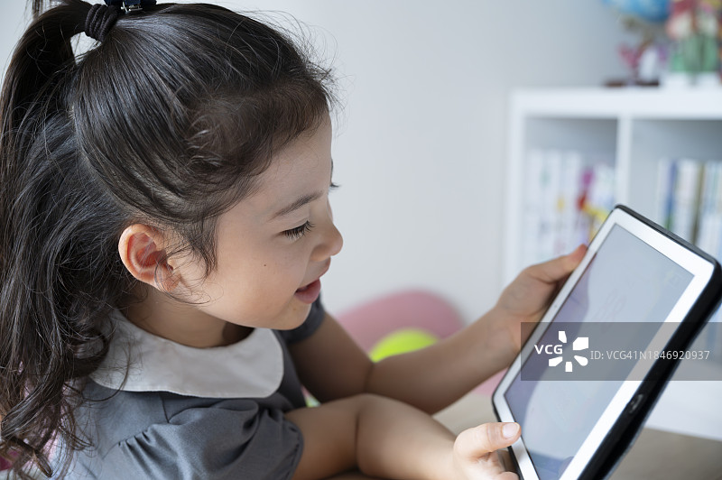 日本女孩正在平板设备上学习图片素材