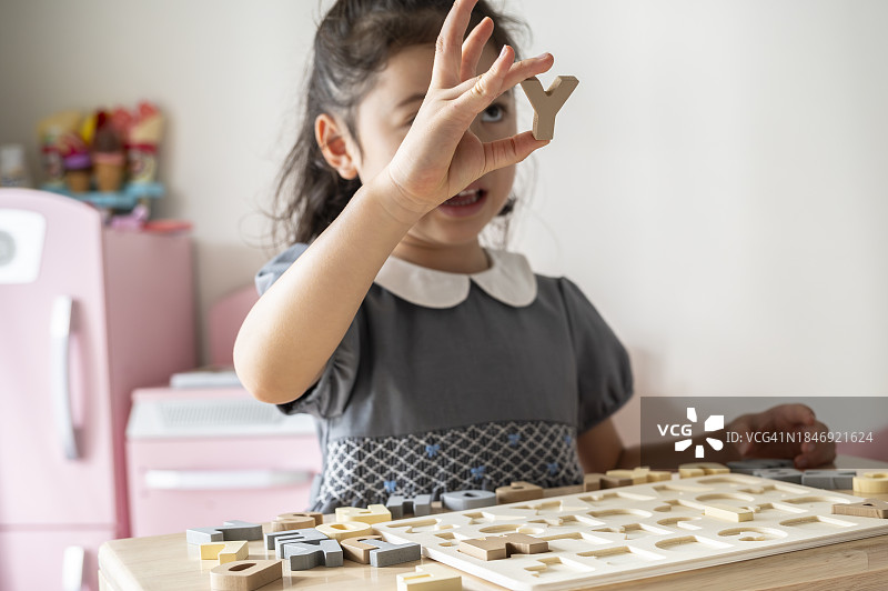 一个日本女孩正在用字母积木学习图片素材