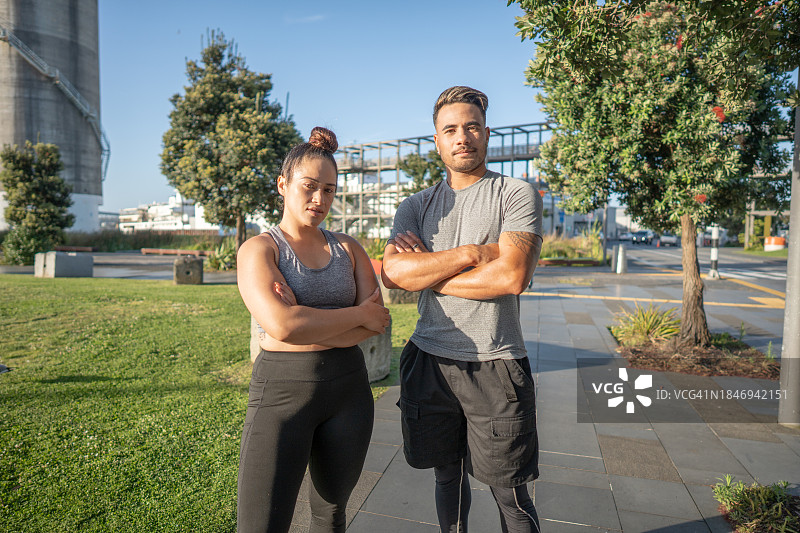 两位太平洋岛民交叉双臂站立图片素材