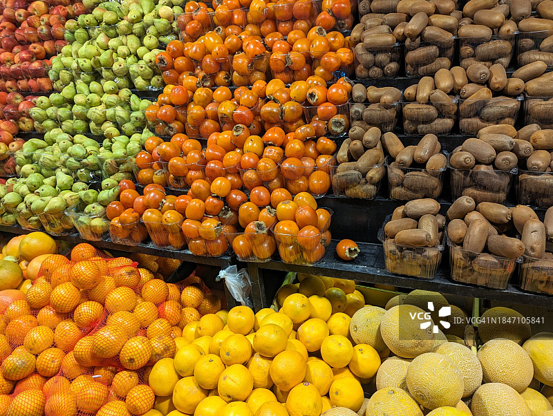 市场上秋季水果丰富，排列整齐的彩色背景图片素材