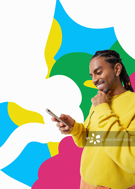 正在用手机发短信的时尚年轻男人图片素材