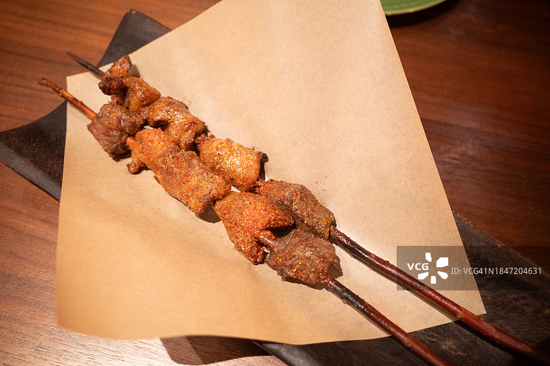 新疆风味烤红柳羊肉串图片素材