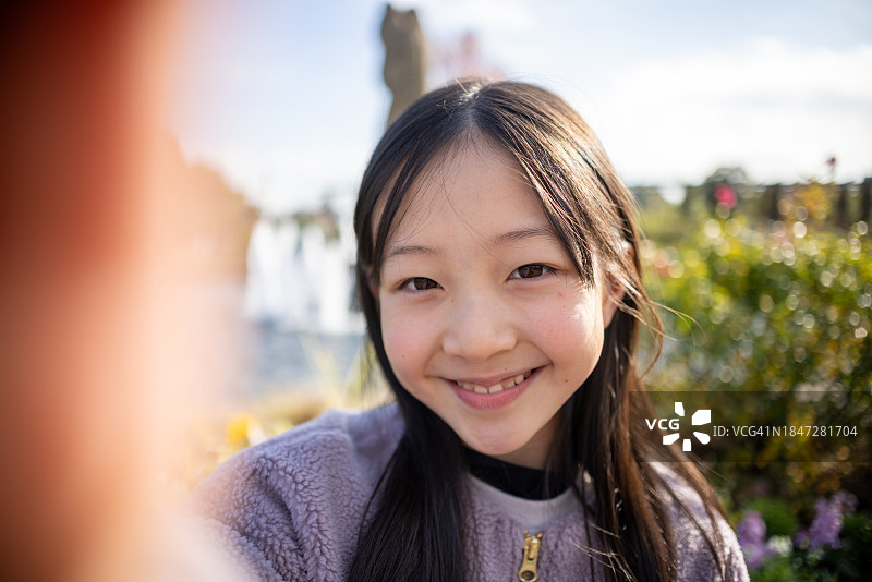 在公园里自拍的少女 - 看向镜头图片素材