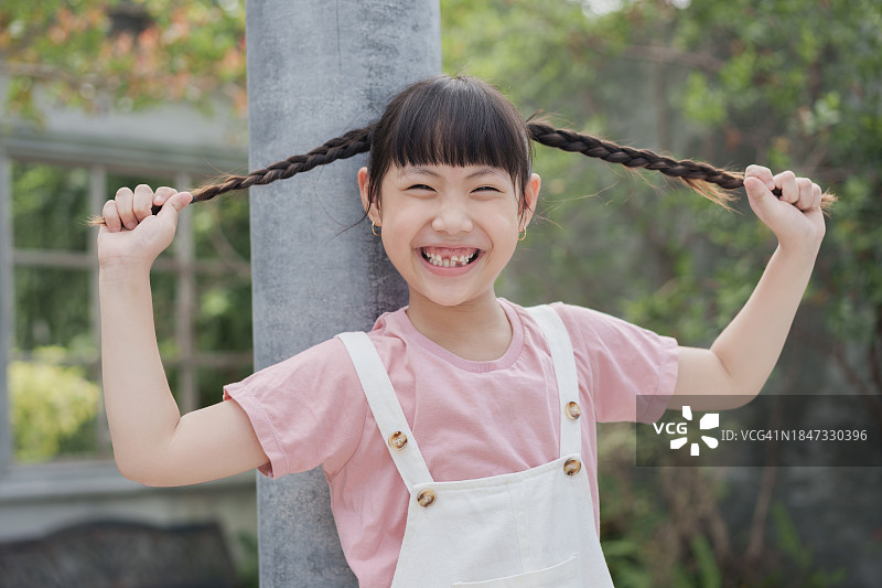 快乐亚洲小女孩的肖像图片素材