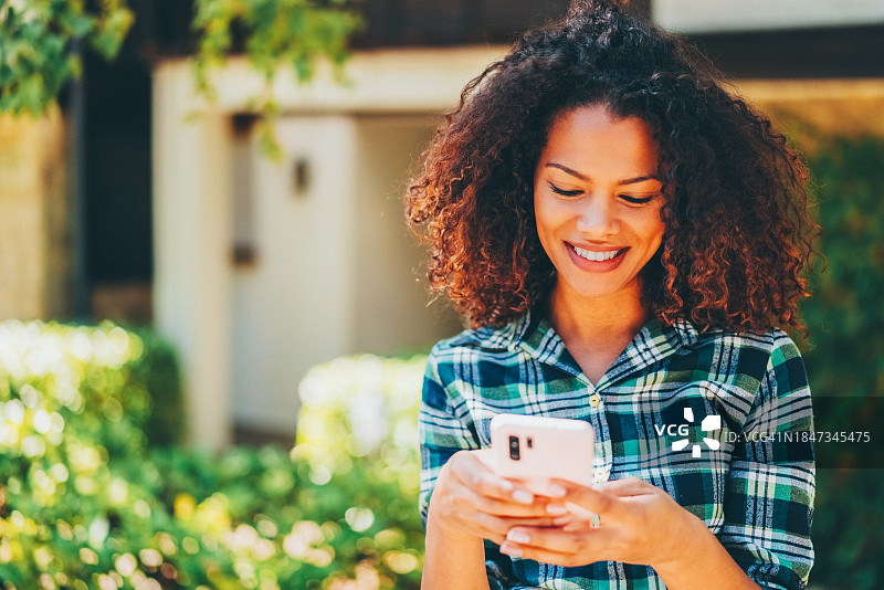 女人在街上发短信图片素材
