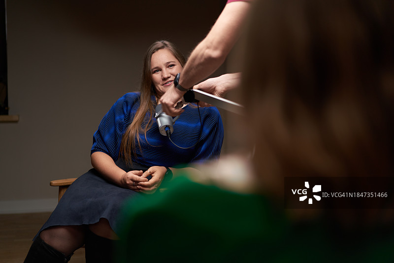 大码身材女人与苗条女士在播客工作室，光线充足图片素材