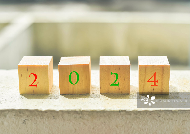 红色和绿色数字2024的木制玩具积木图片素材