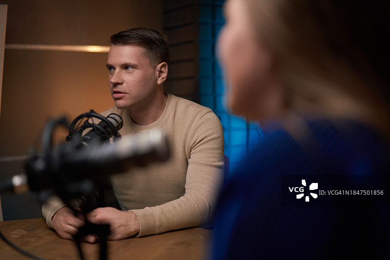 男播客与嘉宾录制音频内容图片素材