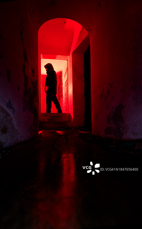 通往另一个维度的台阶，恐怖概念，长曝光摄影图片素材