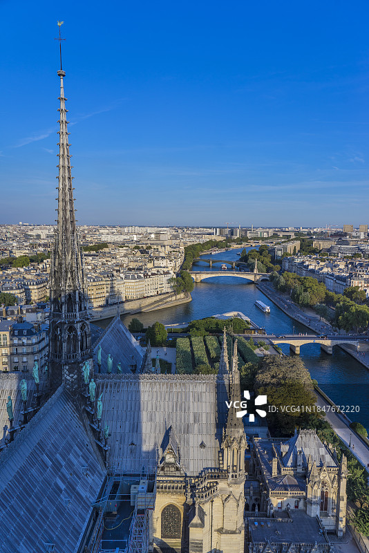 洛朗·吉罗杜作品：2019年巴黎圣母院火灾前的塞纳河鸟瞰图片素材