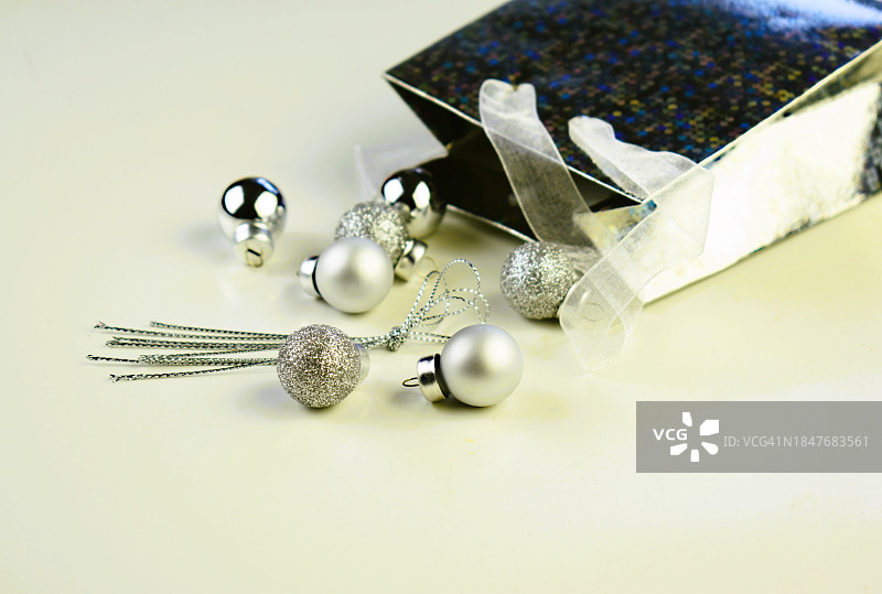 白色背景上的圣诞装饰小银色礼品袋图片素材