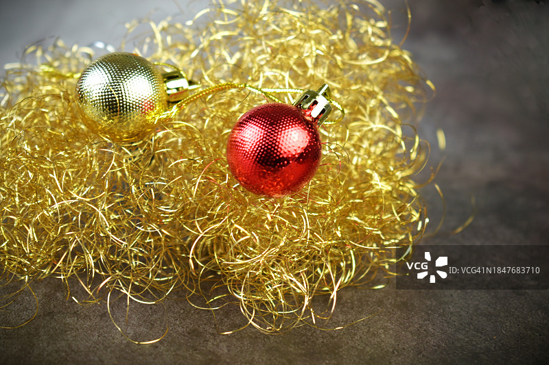 金色纸屑上的彩色圣诞球图片素材