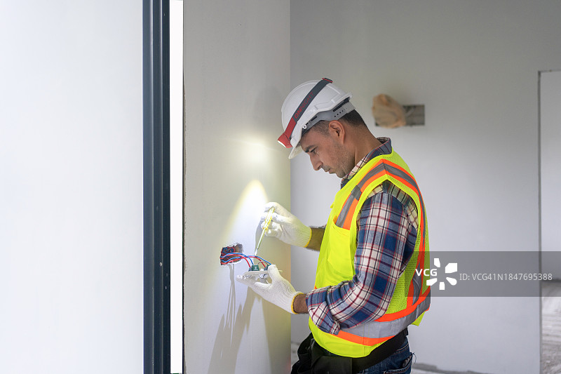 男人安装家庭安防设备图片素材