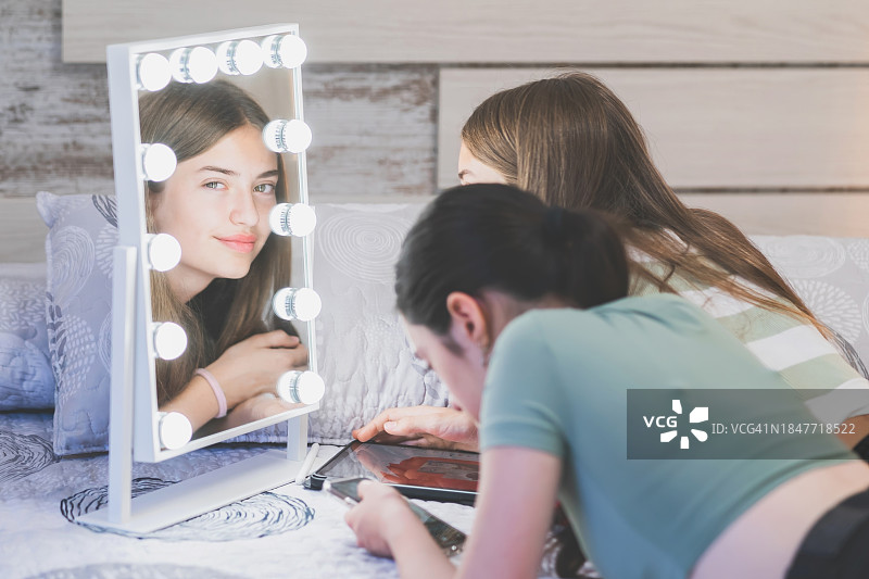 两个朋友在卧室里为派对化妆图片素材