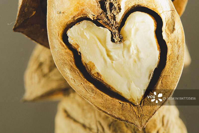 桌子上心形特写图片素材