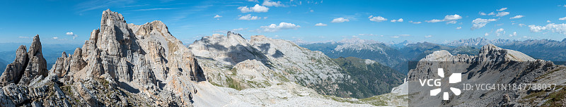白雪皑皑的群山映衬着天空的全景图片素材