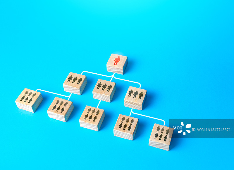 蓝色背景上的巧克力俯视图图片素材