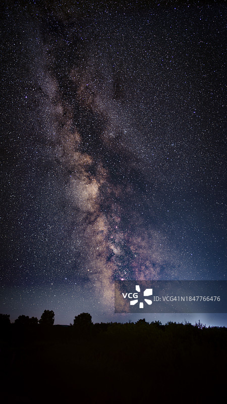 中国内蒙古呼伦贝尔夜空中的星星低角度景观图片素材