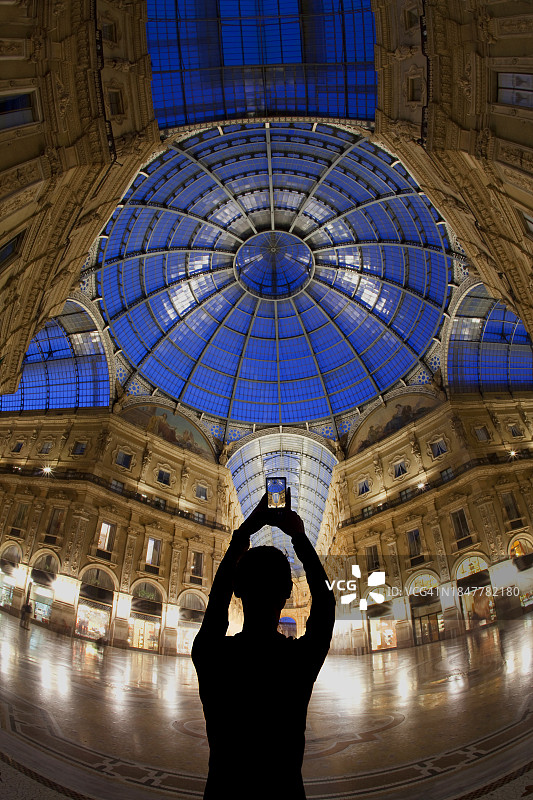 女游客在拍照图片素材