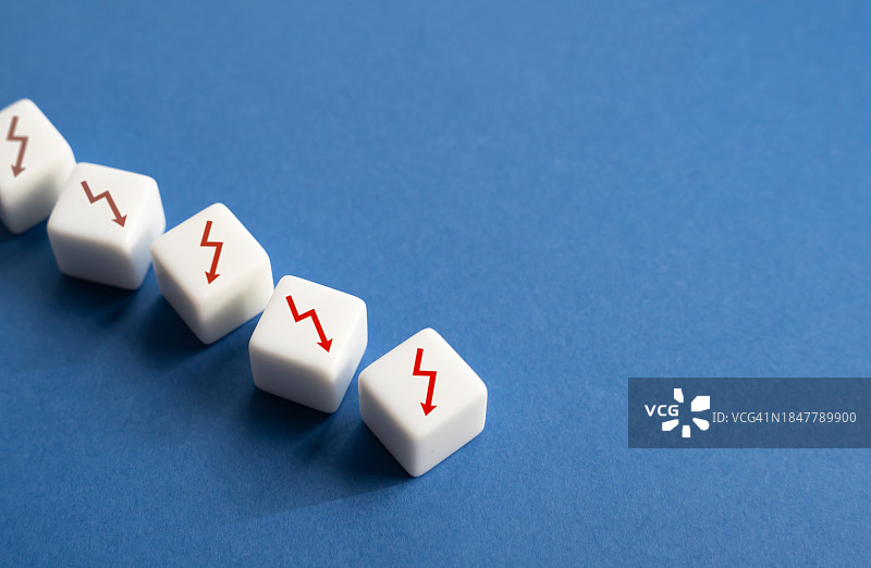 桌子上的骰子特写图片素材