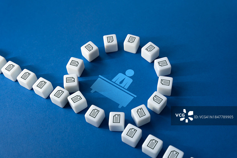 蓝色背景上的文字俯视图片素材