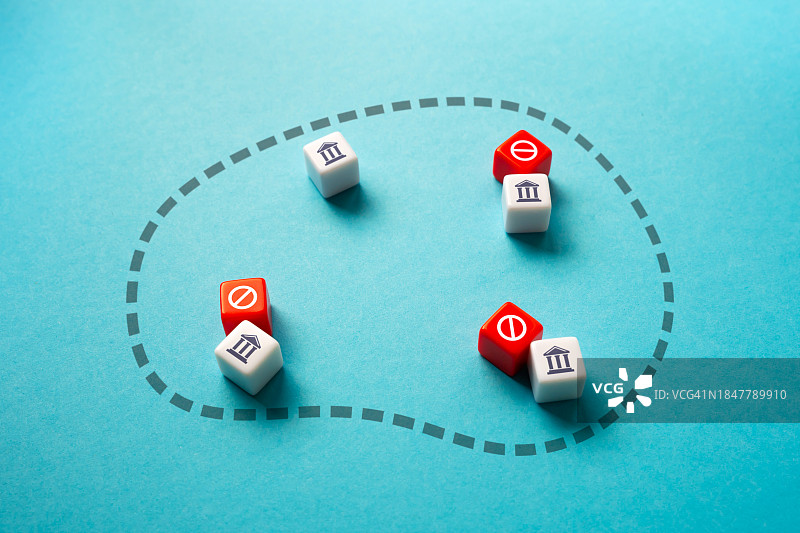 蓝色背景上的骰子高角度视图图片素材