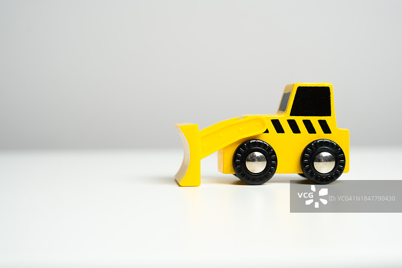 灰色背景下的玩具车特写图片素材