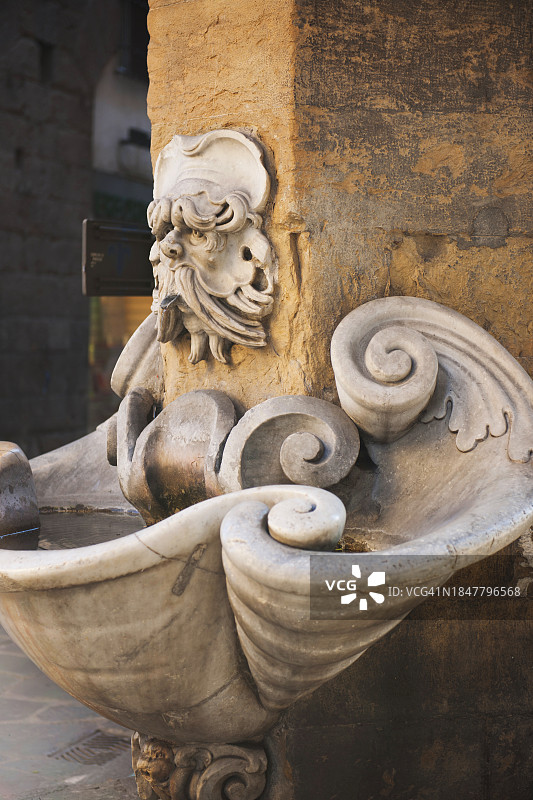 意大利佛罗伦萨：弗雷斯科巴尔迪广场的喷泉图片素材