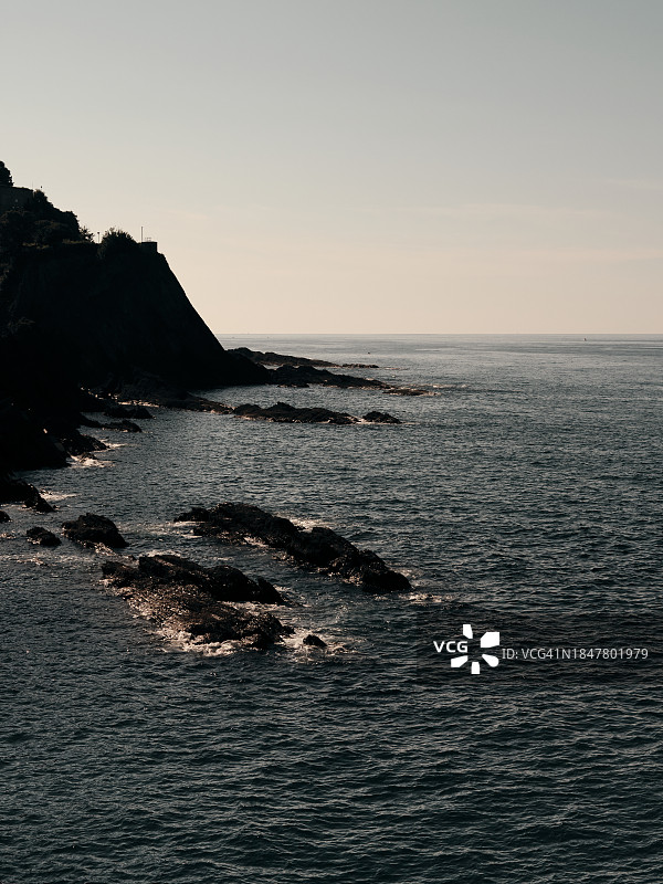 湛蓝的天空衬托着美丽的海景图片素材