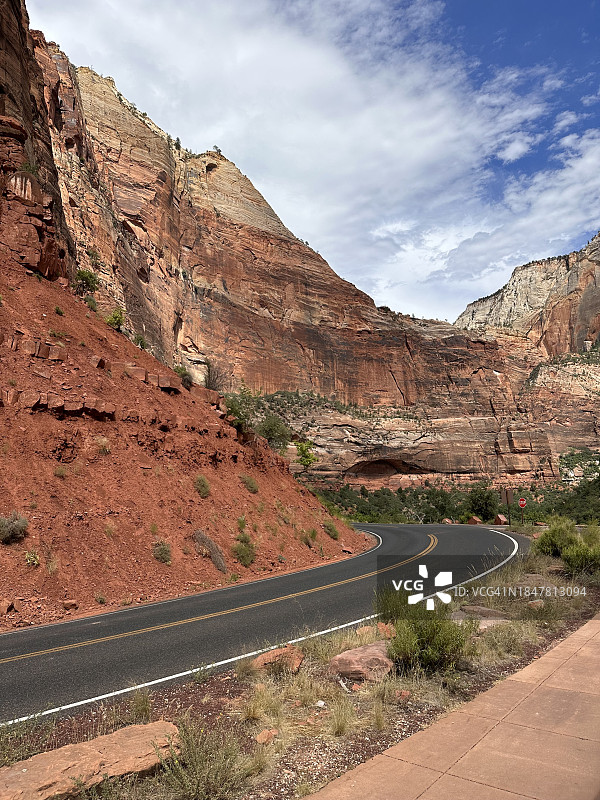 美国犹他州华盛顿县：群山环绕的公路美景图片素材