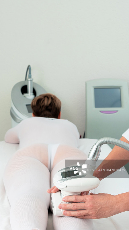 医生在医院检查病人的腰部特写图片素材