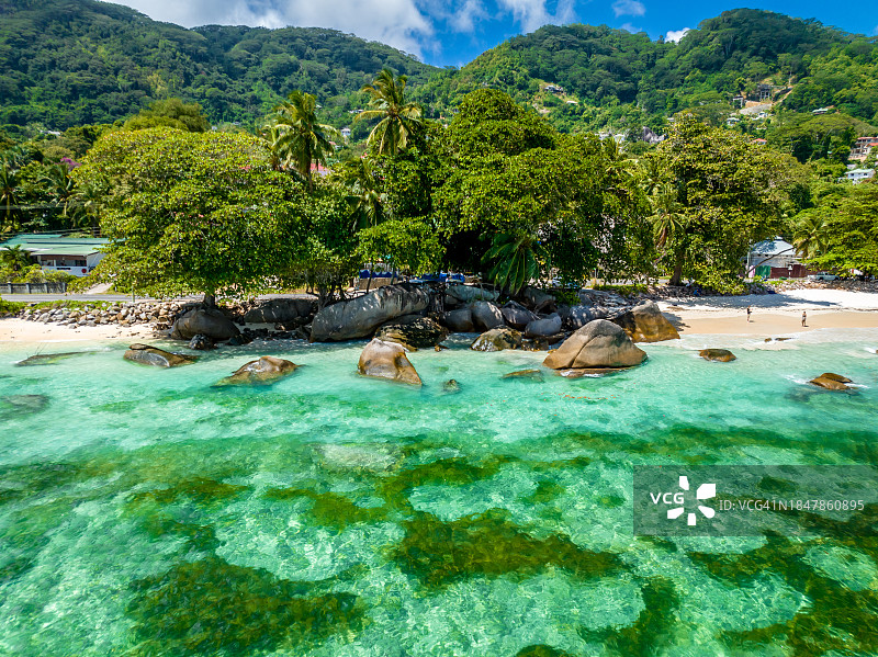 热带岛屿的风景：花岗岩石、碧绿的海水、热带森林，塞舌尔马埃岛的典型景观，自然风光，度假照片，旅行banner图片素材