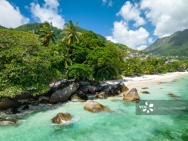 热带岛屿的风景：花岗岩石、碧绿的海水、热带森林，塞舌尔马埃岛的典型景观，自然风光，度假照片，旅行banner图片素材