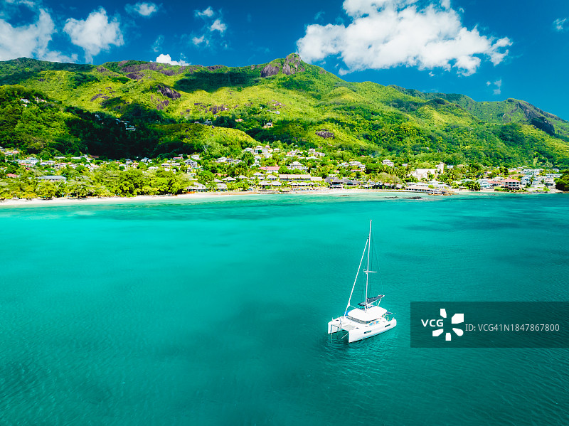 塞舌尔马埃岛海边豪华游艇图片素材