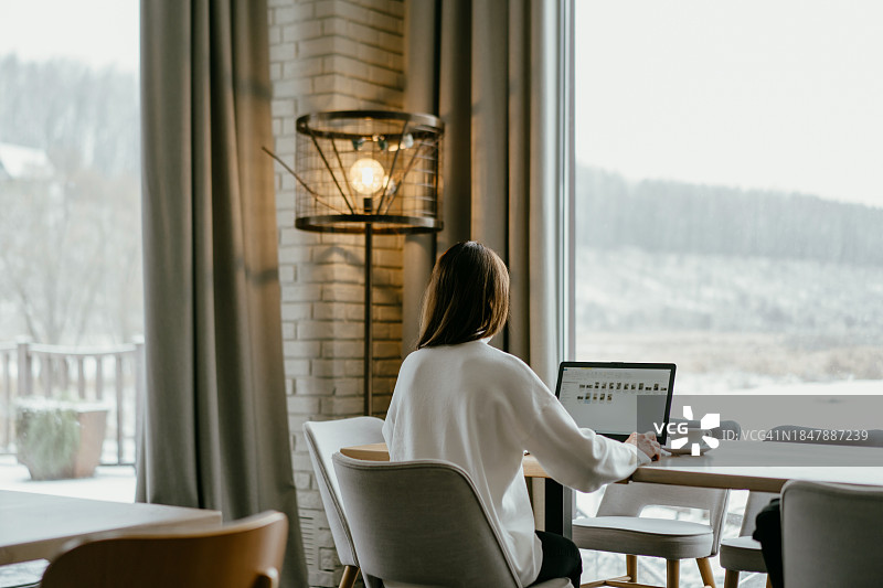 女商人使用笔记本电脑打字图片素材