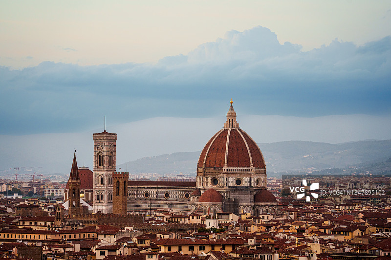 佛罗伦萨城市景观和圣母百花大教堂日落，意大利图片素材