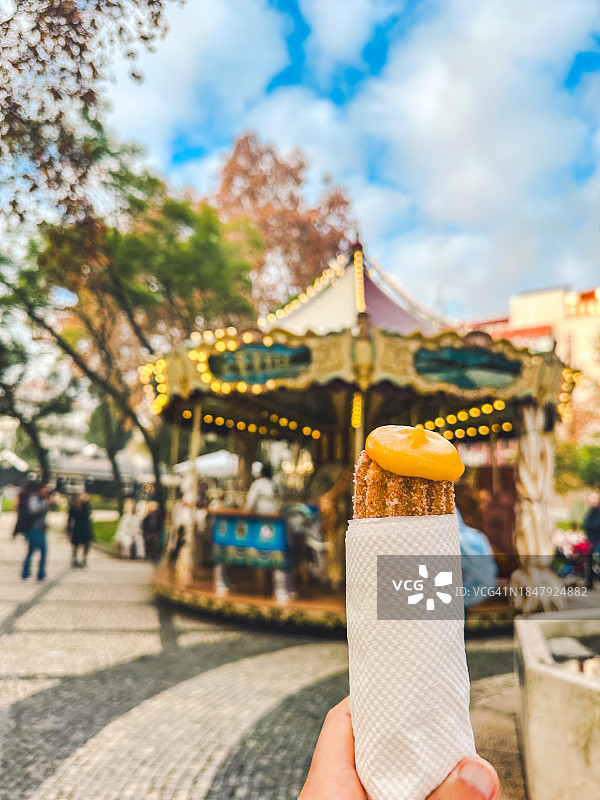 人手拿着西班牙油条的主观视角图片素材