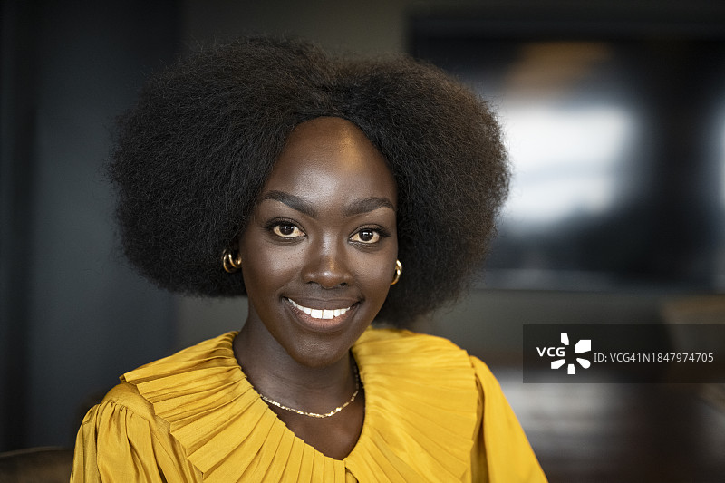 30岁出头的自信的非洲女商人肖像图片素材