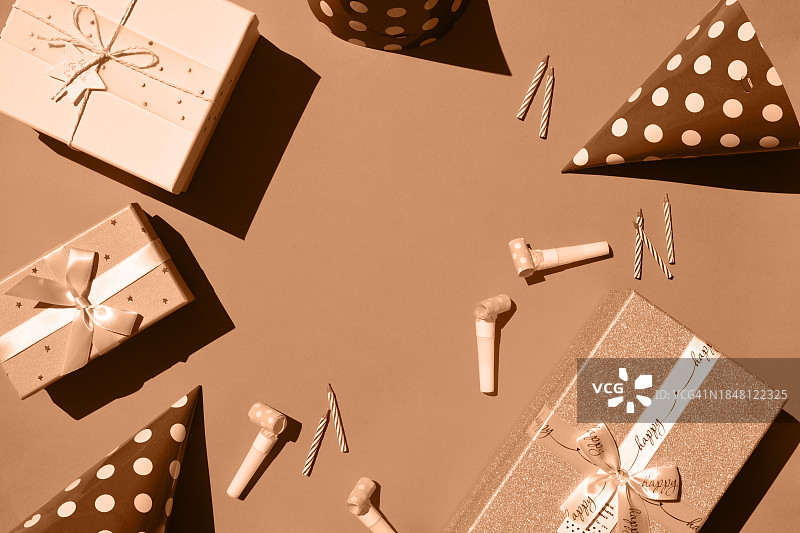 礼品盒扁平风背景，简约的节日背景，2024年流行色是桃色图片素材