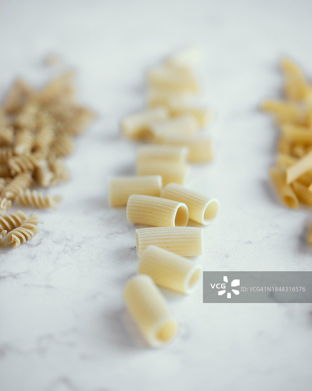 白色背景上的未煮意大利面（直管面）图片素材