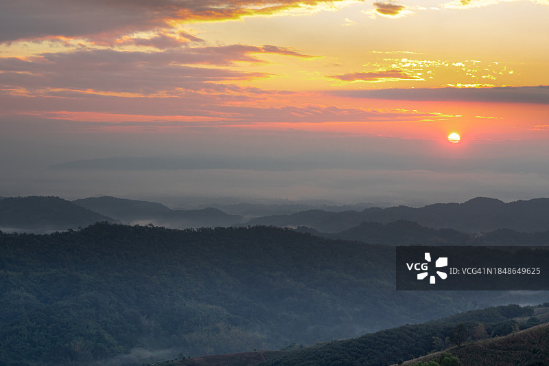 日出时分的柔雾山脉图片素材