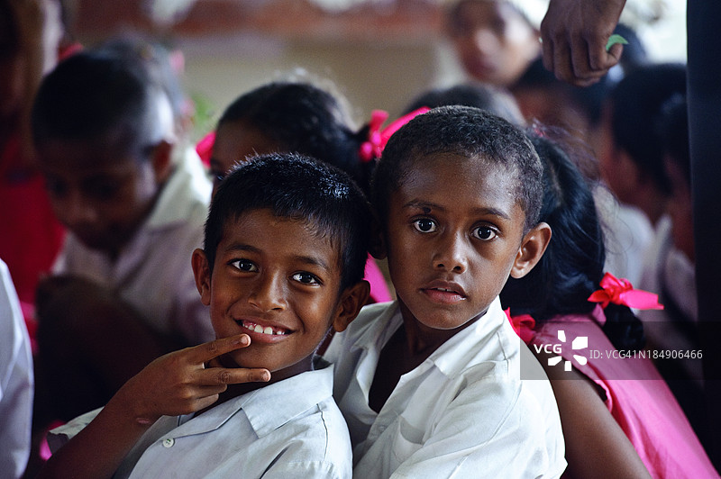 密克罗尼西亚男孩观看学校学生的舞蹈表演。图片素材